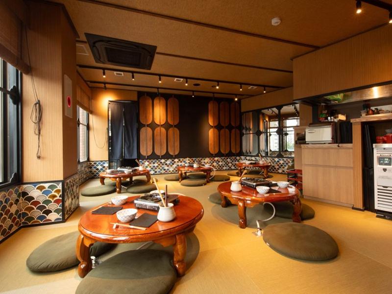 Shijo Kawaramachi tatami room with low round tables